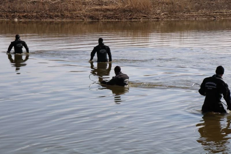 Kayıp genç Kızılırmak’ta suyun düşürülen debisinde aranıyor
