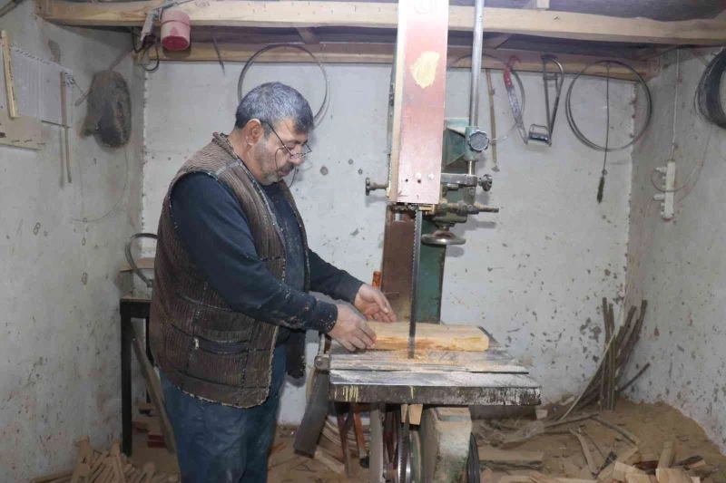 Kayısı ağacını enstrümanlara dönüştürüyor