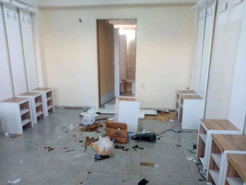 Maçta kırmızı kartlar havada uçuştu: tam 18 kırmızı kart nedeniyle müsabaka tamamlanamadı