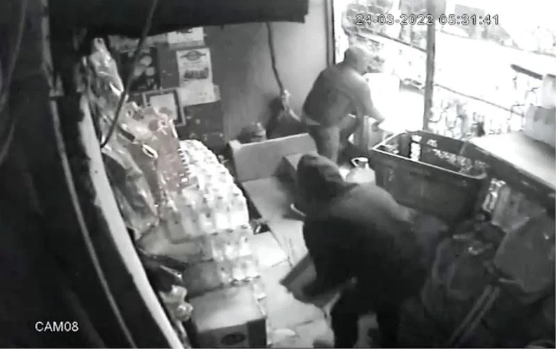 Başakşehir’de tüp ve Ayçiçek yağı çalan hırsızlar kamerada
