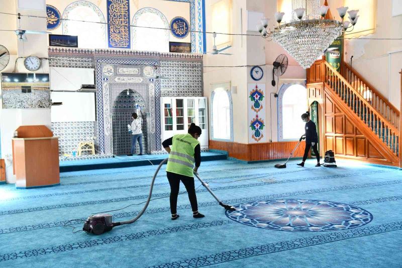 Çiğli’deki camilerde Ramazan temizliği
