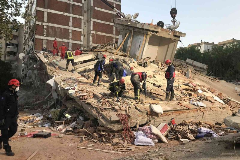 Depremde 15 kişiye mezar olan apartmanın sorumlularına 15 kez hapis cezası talebi
