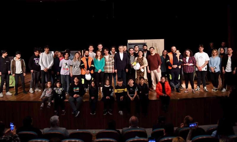 Dünya Tiyatro Günü’ne Özel: “Tavşan Tavşanoğlu”
