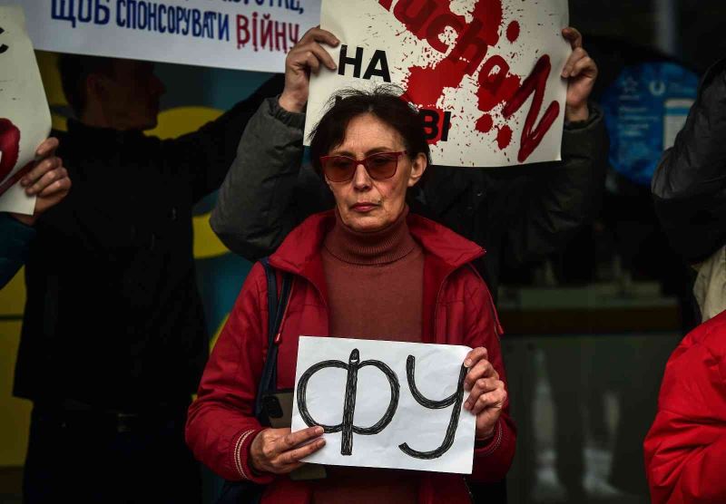 Ukraynalılar Fransız market zincirini protesto etti
