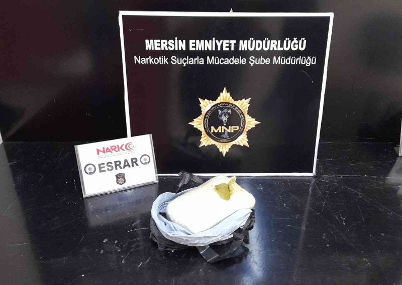 Otomobilin havalandırma ızgarasında 940 gram esrar ele geçirildi
