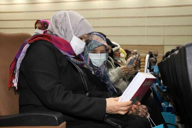 Yaşlı bireylere hafızayı güçlü tutmak için örgü ve bulmaca seti hediye edildi
