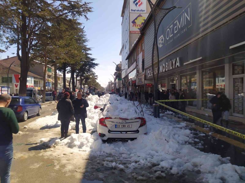 Çatıdan düşen kar kütlesi 4 aracı kullanılamaz hale getirdi
