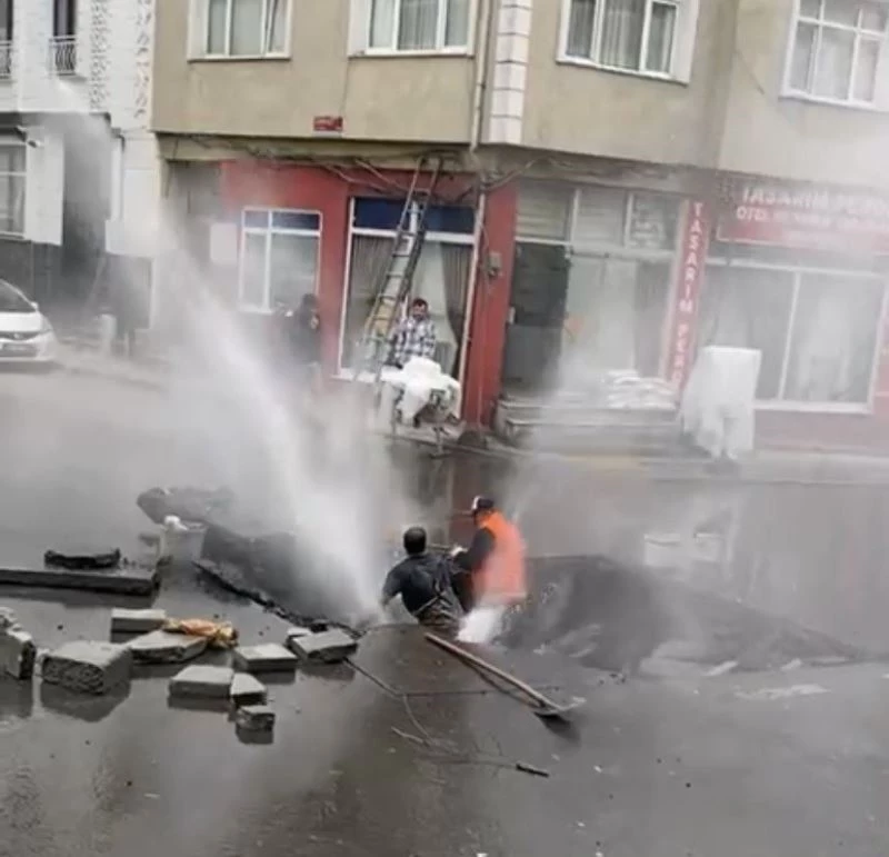 Bayrampaşa’da İSKİ’nin çalışması sırasında su borusu patladı
