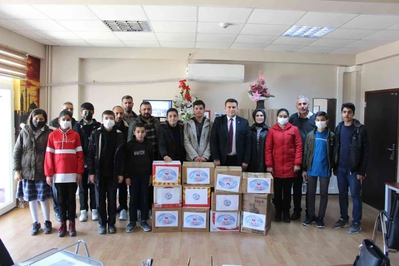 Kahta kırsalındaki 700 ortaokul öğrencisine kitap dağıtıldı
