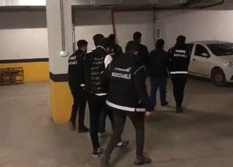 Piyasaya sürmeye hazırlandıkları uyuşturucuyla yakalandılar
