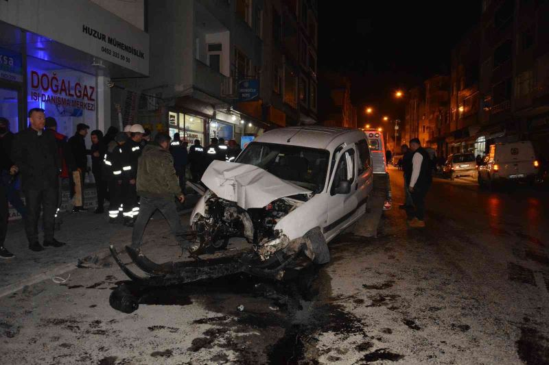 Kontrolden çıkan araç caddeyi birbirine kattı: 1 yaralı
