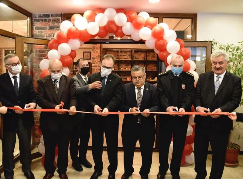 Sıfır atık ve geri dönüşüm temasından esinlenerek oluşturulan ‘Kitap Kafe’ hizmete açıldı
