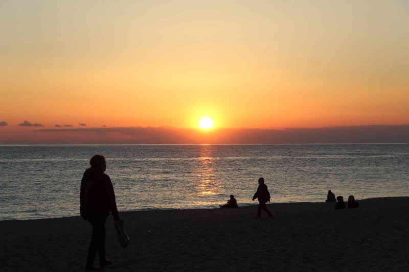 Dünyaca ünlü Damlataş Plajı’nda gün batımını onlarca kişi izledi
