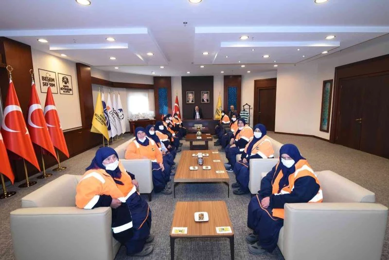 Başkan Altay Park ve Bahçeler Dairesinin kadın çalışanlarıyla buluştu
