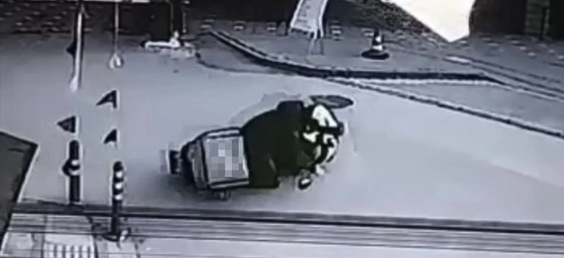 Bursa’da seyir halindeki motokurye dengesini kaybederek düştü
