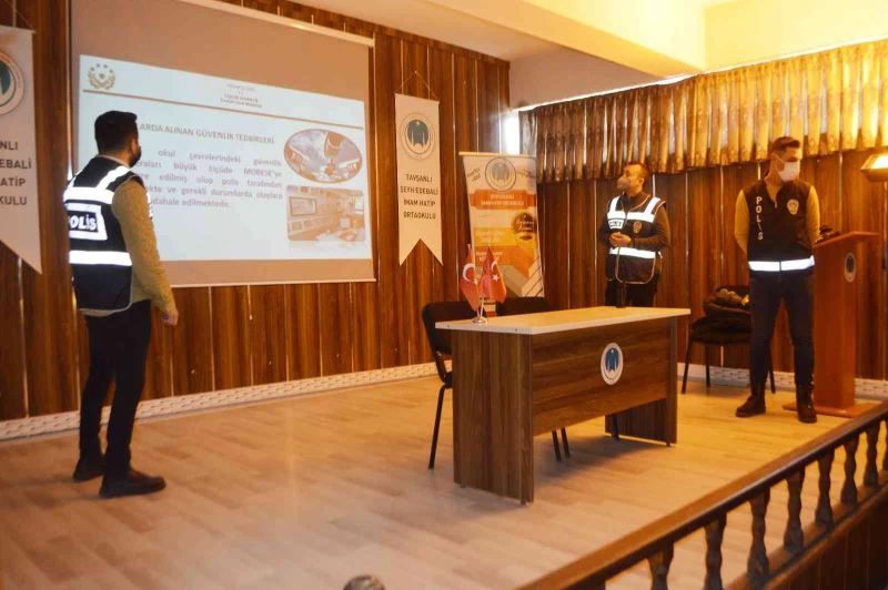 Öğrencilere mesleklerini tanıttılar
