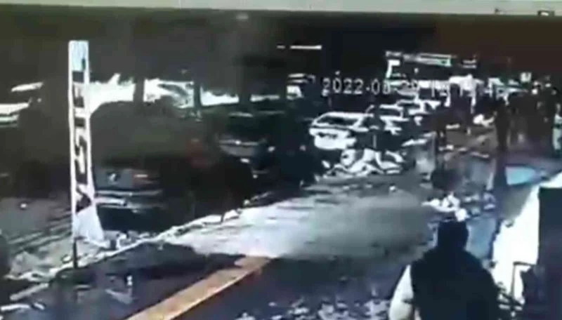 Tonlarca ağırlıktaki karın araçların üzerine düşme anı kamerada
