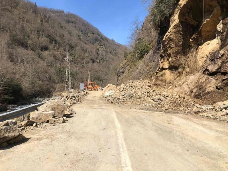 Tehlike arz eden kayaları temizlerken ayağı kırılan dağcı itfaiye yardımı ile kurtarıldı
