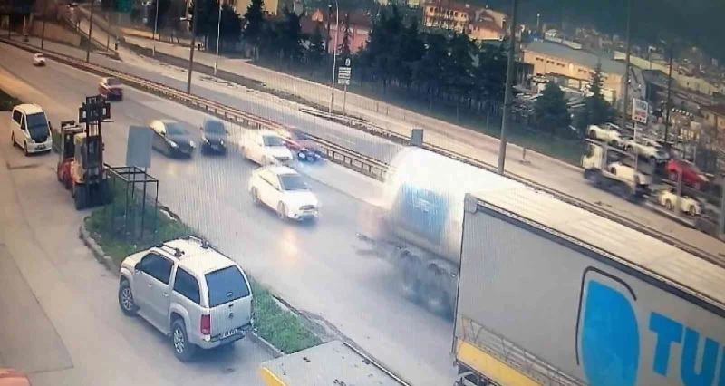 Makas atarken, park halindeki tıra böyle girdi
