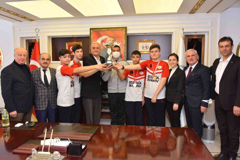 Başkan Bakkalcıoğlu’ndan dart şampiyonlarına  ödül
