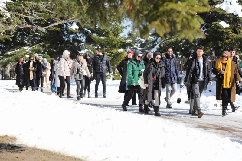 Üniversiteli gençlerle Türkiye’nin cennet köşesi Bolu’ya yolculuk
