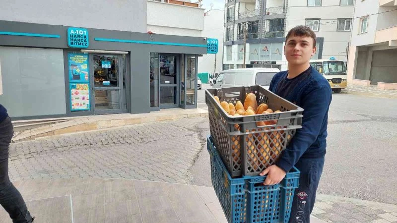 Sokağındaki zincir marketleri dize getirdi: Ekmek 1 TL’ye düştü
