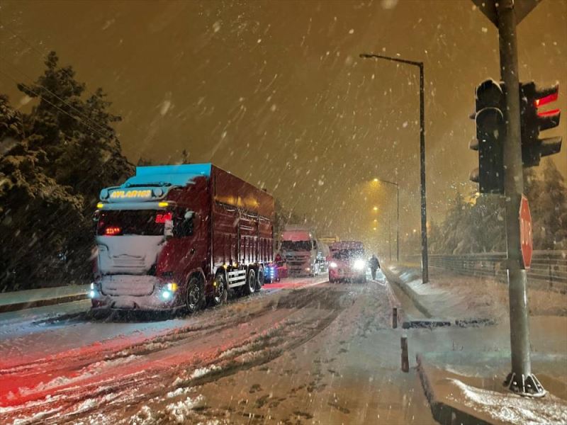 Kar nedeniyle kapanan Isparta-Burdur-Antalya kara yolu ulaşıma açıldı