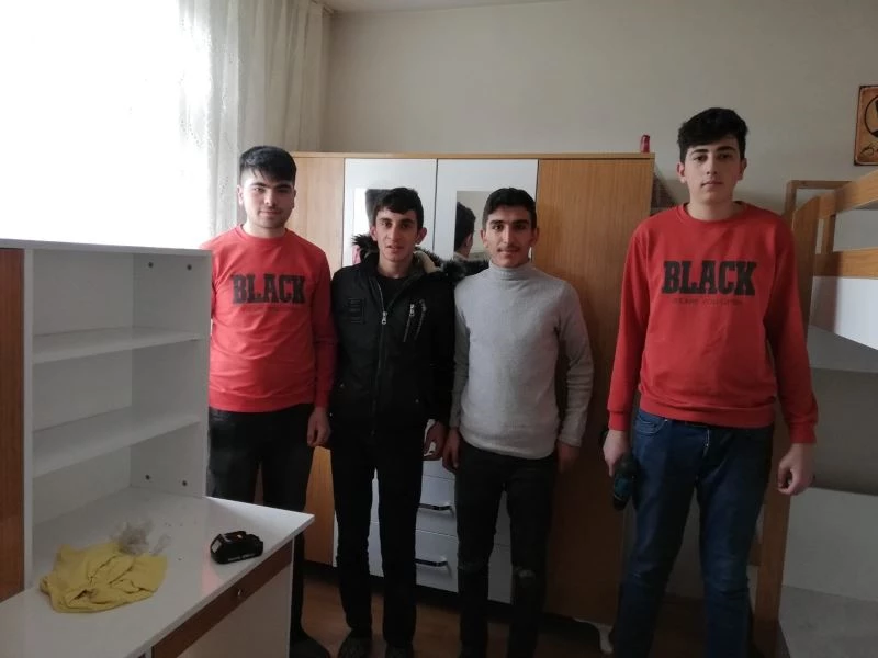Meslek lisesi öğrencileri ihtiyaçlı ailelerin yanlarında oluyor
