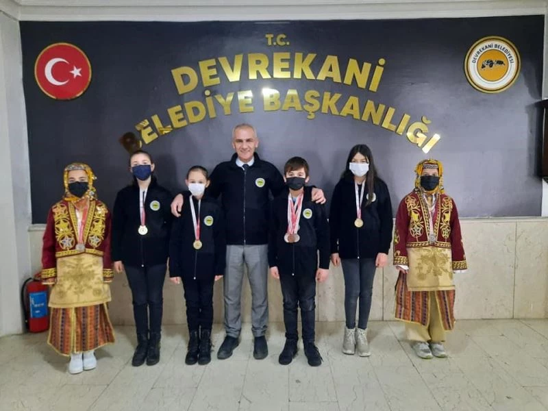 Yarışmalarda dereceye giren öğrenciler, Başkan Altıkulaç’ı ziyaret etti
