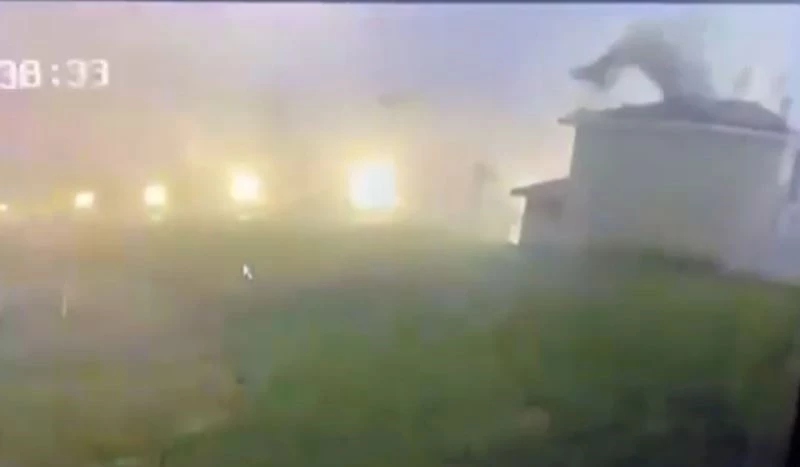 Antalya’da hortum lüks villanın çatısını uçurdu
