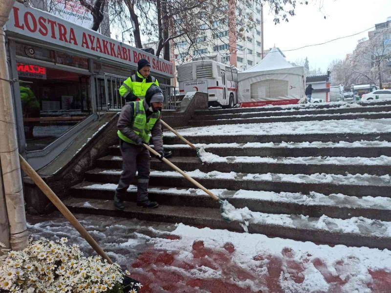 Kar yağışı ile ekiplerin yeniden teyakkuza geçtiği Başkent’te yollar açık
