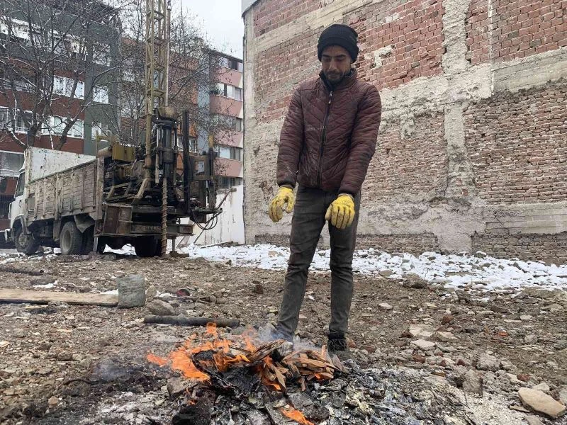 Ateş yakarak soğuk havaya karşı direniyorlar
