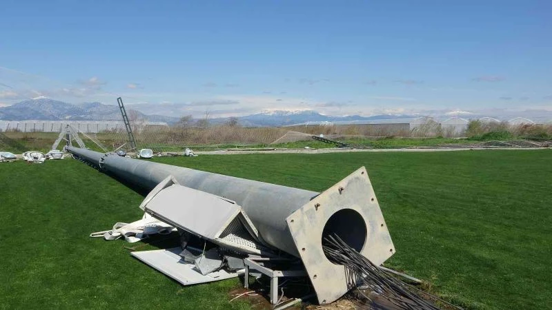 Antalya’da hortum lüks villaları ve 5 yıldız otellerin antrenman sahalarını vurdu
