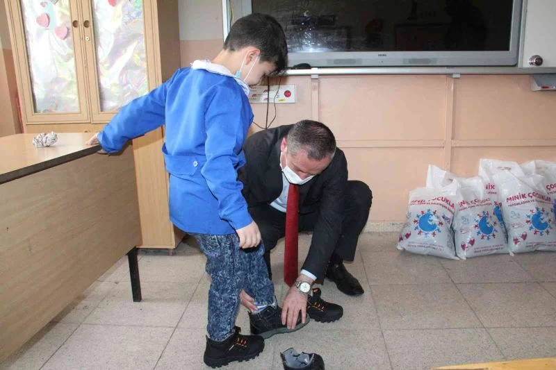Ağrı Milli Eğitim Müdürü Kökrek, ihtiyaç sahibi öğrencilere bot ve mont yardımlarını dağıttı
