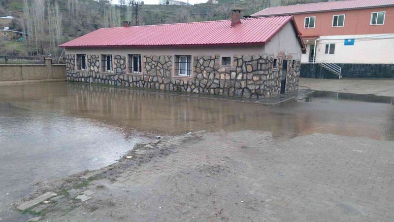 Mutki’de sel hasara neden oldu
