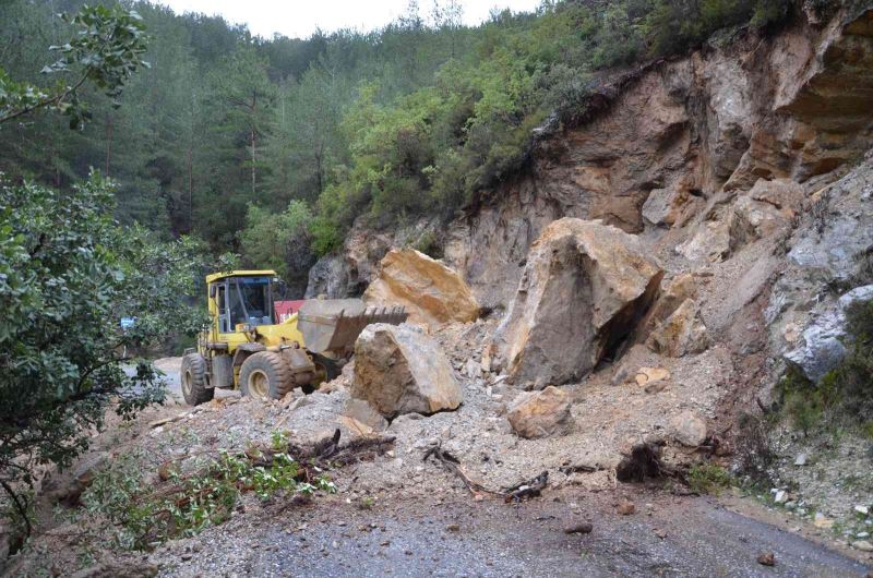 Ekipler 79 su baskını, 14 araçtan tahliye, 1 çatı uçması, 5 ağaç devrilmesi olayına müdahale etti
