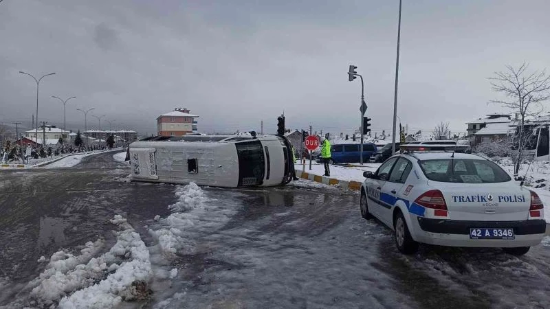 Konya’da işçi taşıyan servis minibüsleri çarpıştı: 14 yaralı
