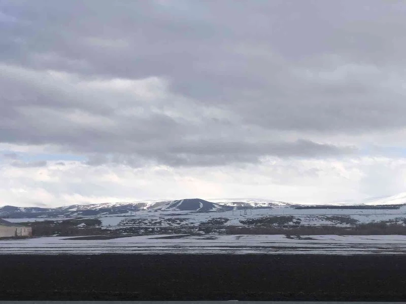 Kars’ta karlar erimeye başladı
