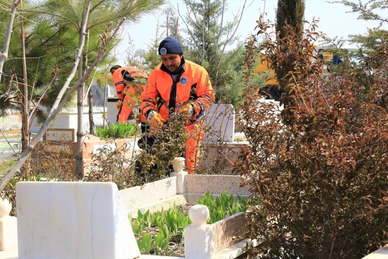 Battalgazi’deki mezarlıklarda ramazan temizliği
