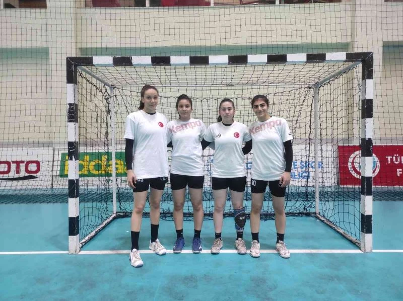 Bir zamanlar toprak sahada koşturan kızlar milli takımda mücadele edecek