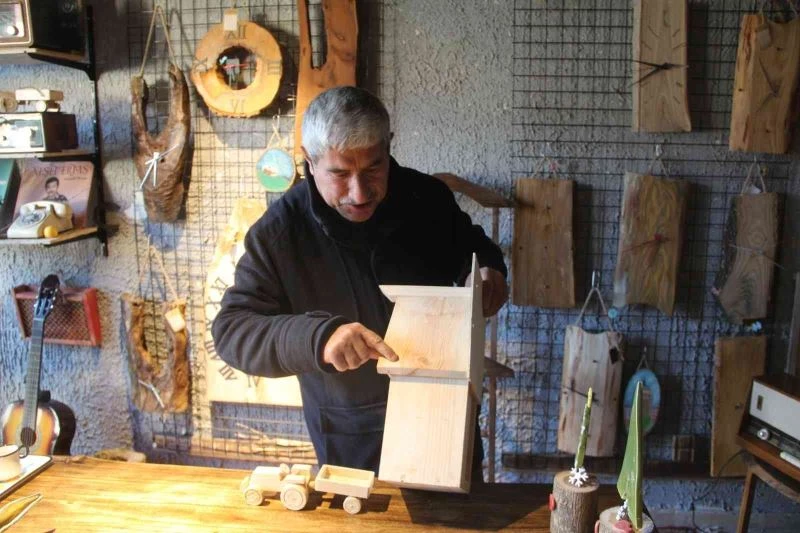 Yaklaşık yarım asırdır ağaçlara şekil vererek geçimini sağlıyor
