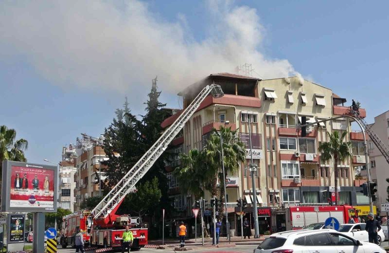 Antalya’da mahalleyi dumana boğan yangın
