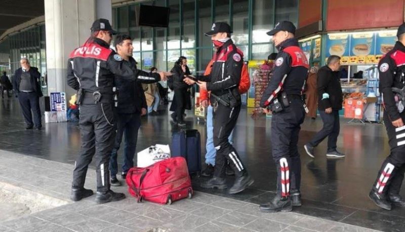 İzmir Otogarı’nda asayiş denetimi: 3 aranan şüpheli yakalandı
