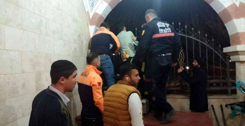 Siirt’te duvardan atlayan gencin koluna demir saplandı
