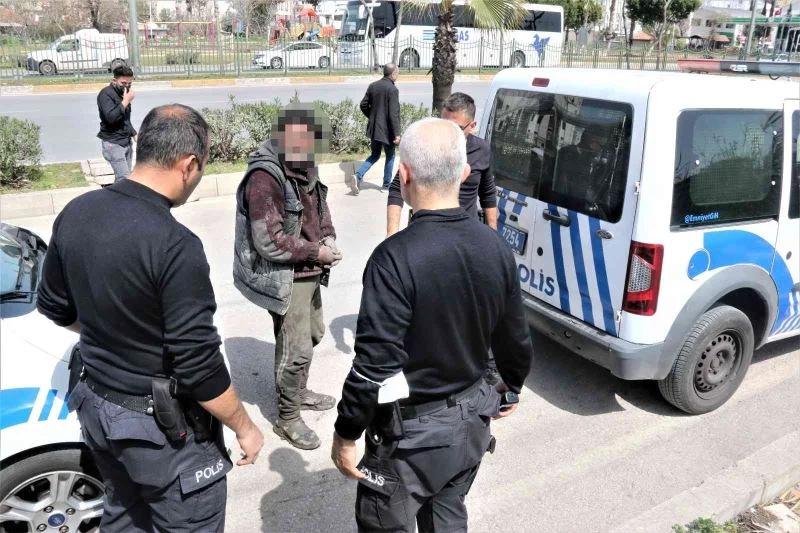 Üzeri çamurlu halde kanalizasyondan çıkartılan hırsızlık şüphelisi: “Yüzmek için girmiştim”
