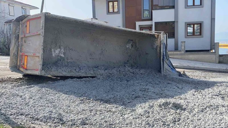 Tırın kasası devrildi, tüm harç yola saçıldı
