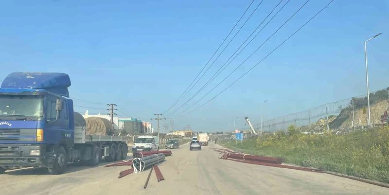 Tırdan borular anayola savruldu, araçlar kaza yaptı
