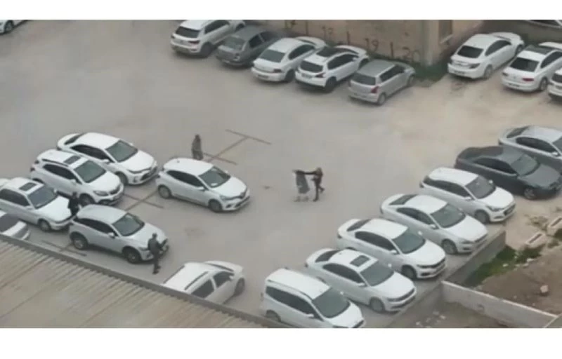 Kadını tekme ve yumrukla dövdü
