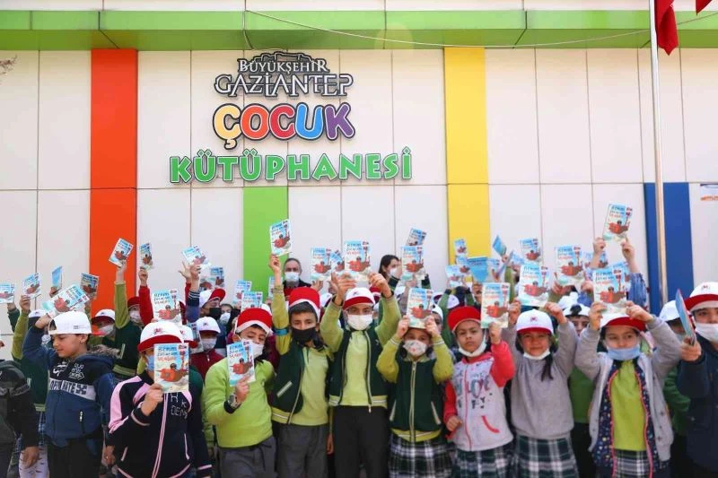 Çocuk kitabı yazarı Mert Arık, “Beni zürafam uçabilir” adlı eserini çocuklara anlattı
