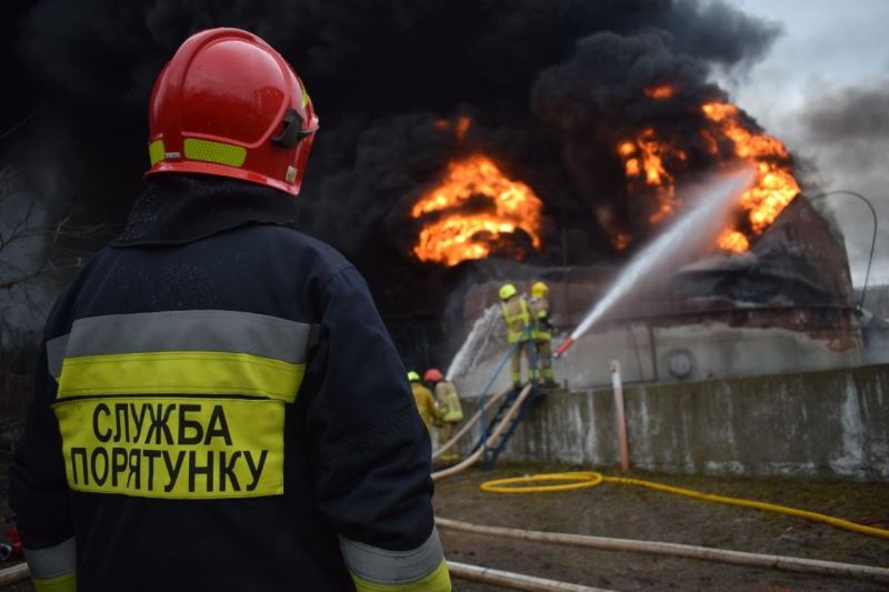 Rivne’de vurulan yakıt deposundaki yangın 3 gündür söndürülemiyor
